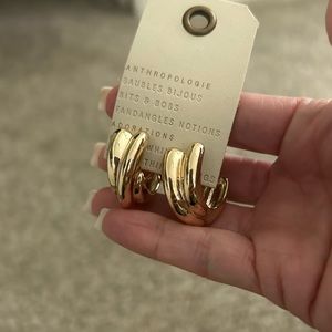 NWT TWIST GOLD EARRING